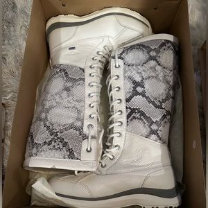Ugg- White Adirondack tall lll snake